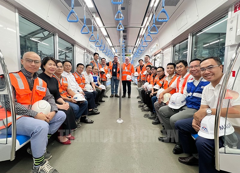 Đoàn tham gia trải nghiệm trên tuyến tàu metro số 1