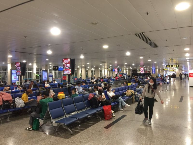 Sân bay Tân Sơn Nhất sáng 29 Tết. Báo Công Lý