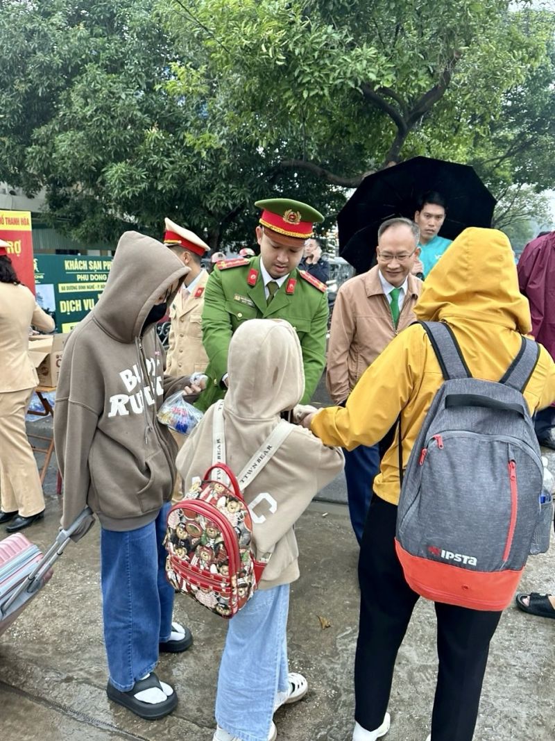 Điểm hỗ trợ người dân về quê ăn tết của lực lượng Công an TP. Thanh Hóa