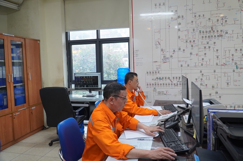 1Công nhân Tổ trực vận hành Điện lực thành phố Hạ Long đang trực ngày Tết nguyên đán Giáp Thìn 2024