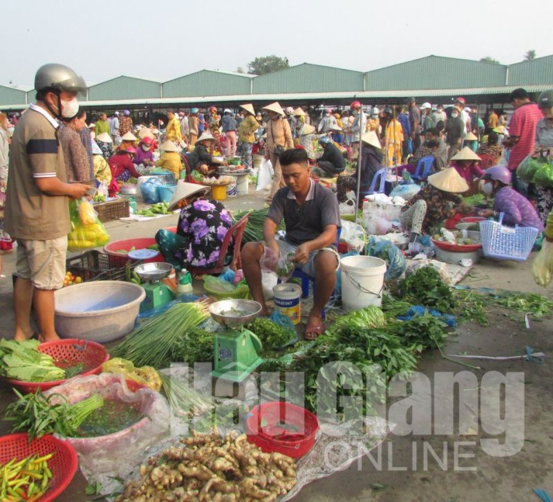 Hậu Giang: 30 Tết chợ truyền thống nhộn nhịp, chợ hoa đại hạ giá