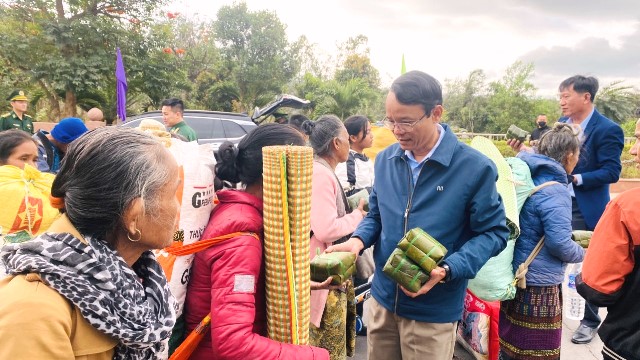 Ông Trần phước Cường - Phó Chủ tịch UBND thị trấn Lao Bảo trao quà cho đồng bào dân tộc Lào