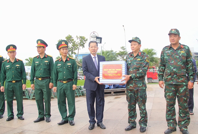 Bí thư Thành ủy Nguyễn Văn Quảng tặng quà Tết cho lực lượng trực tại điểm bắn pháo hoa giao thừa tuyến đường Bạch Đằng giao với Bình Minh 6 Bí thư Thành ủy Nguyễn Văn Quảng tặng quà Tết cho lực lượng trực tại điểm bắn pháo hoa giao thừa tuyến đường Bạch Đằng giao với Bình Minh 6