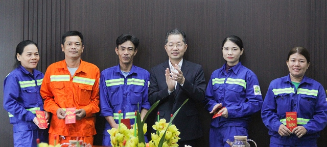 Bí thư Thành ủy biểu dương và tặng quà cho 5 công nhân có thành tích xuất sắc, nhặt được của rơi trả lại người mất Bí thư Thành ủy biểu dương và tặng quà cho 5 công nhân có thành tích xuất sắc, nhặt được của rơi trả lại người mất