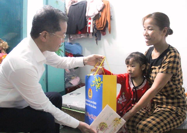 Bí thư Thành ủy thăm, tặng quà các hộ gia đình công nhân tại Tổ tự quản số 20 và 21 (phường Hòa Khánh Bắc, quận Liên Chiểu) Bí thư Thành ủy thăm, tặng quà các hộ gia đình công nhân tại Tổ tự quản số 20 và 21 (phường Hòa Khánh Bắc, quận Liên Chiểu)