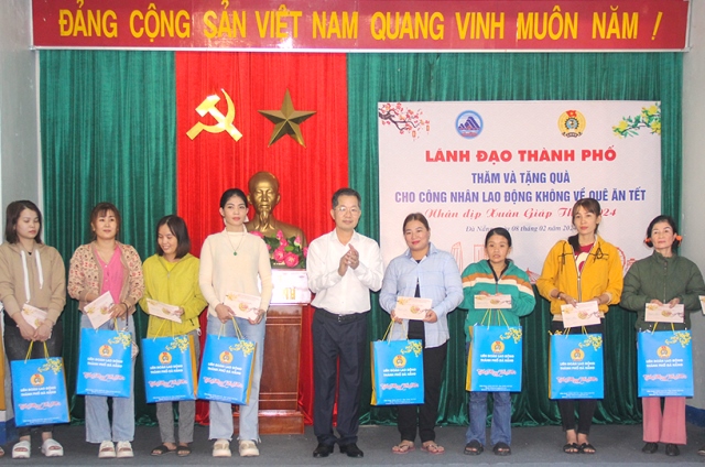 Lãnh đạo thành phố trao các suất quà Tết, mỗi suất trị giá 1,3 triệu đồng gồm quà và tiền mặt cho đoàn viên ở lại Đà Nẵng đón Tết Lãnh đạo thành phố trao các suất quà Tết, mỗi suất trị giá 1,3 triệu đồng gồm quà và tiền mặt cho đoàn viên ở lại Đà Nẵng đón Tết
