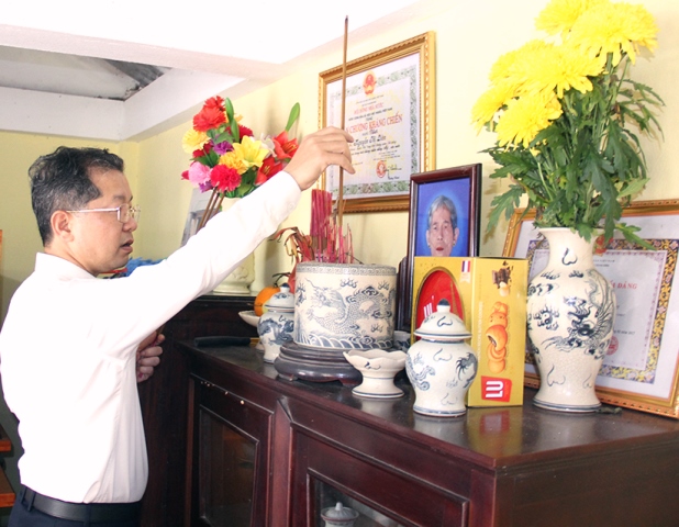 Bí thư Thành ủy Nguyễn Văn Quảng đến dâng hương tại Khu di tích căn cứ cách mạng B1 Hồng Phước (phường Hòa Khánh Bắc, quận Liên Chiểu) Bí thư Thành ủy Nguyễn Văn Quảng đến dâng hương tại Khu di tích căn cứ cách mạng B1 Hồng Phước (phường Hòa Khánh Bắc, quận Liên Chiểu)