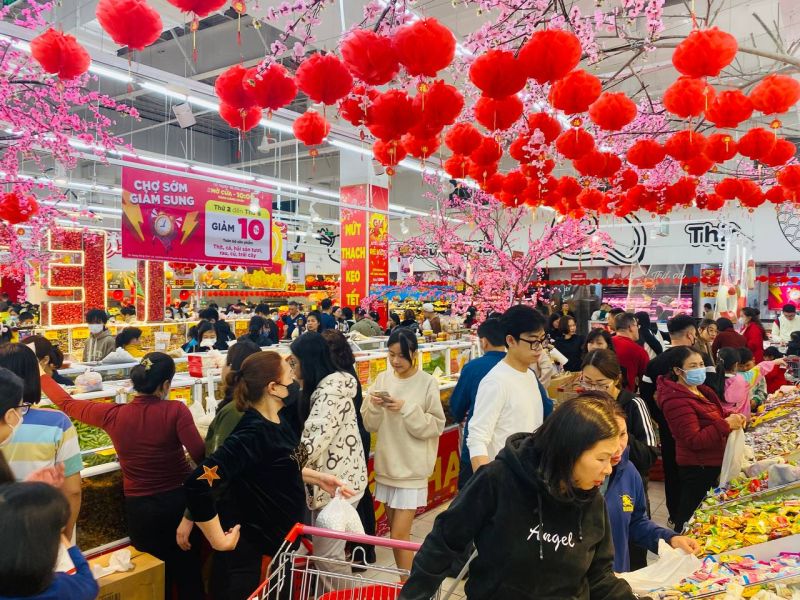 Lượng khách đến mua sắm tại hệ thống siêu thị Go!, Big C tăng từ 100-200% so với ngày thường.