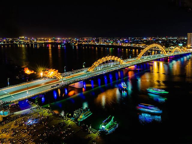 Cầu Rồng Đà Nẵng phun lửa xuyên suốt đêm giao thừa Tết Giáp Thìn 2024
