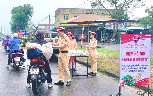 Từ sáng sớm, lực lượng Cảnh sát giao thông (Công an thành phố) đã ứng trực tại các điểm hỗ trợ để trao quà cho người lao động xa quê.