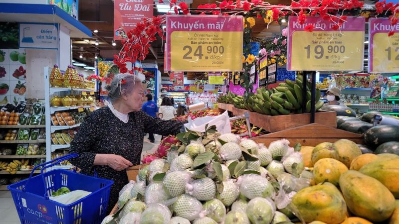 Người tiêu dùng mua sắm tại siêu thị Co.opmart Hà Nội (quận Hà Đông)