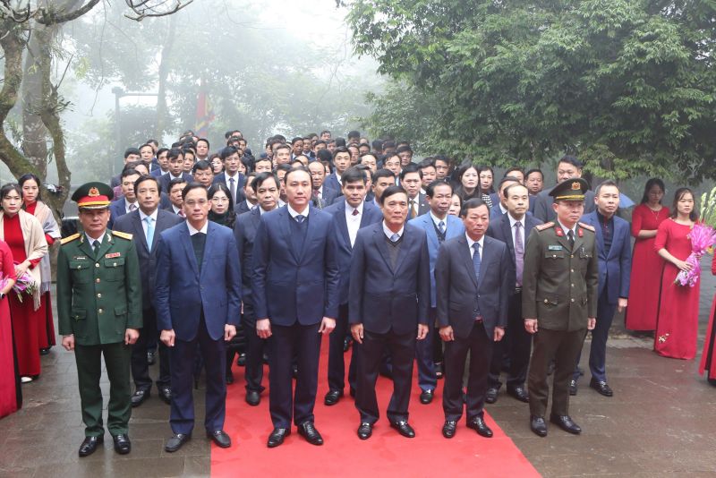 Lãnh đạo tỉnh Phú Thọ đến dâng hương tại Đền Hùng.