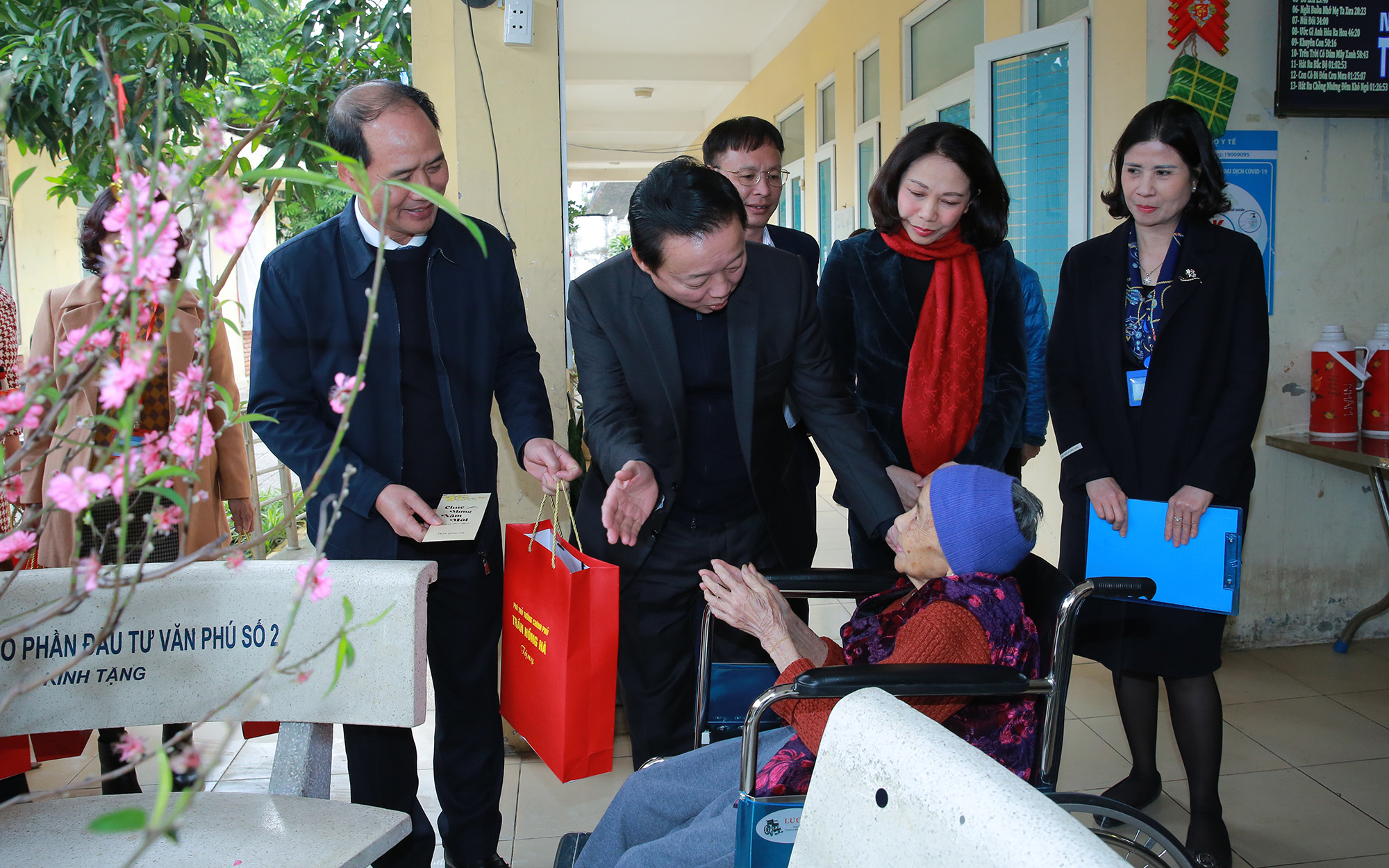 Phó Thủ tướng Trần Hồng Hà chúc Tết người cao tuổi tại Trung tâm Bảo trợ xã hội 3 Hà Nội - Ảnh: VGP/Minh Khôi