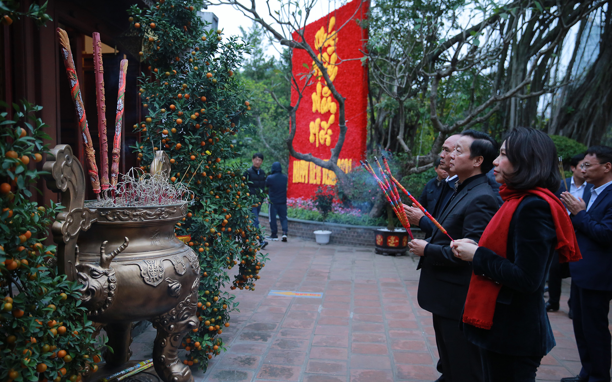 Phó Thủ tướng Trần Hồng Hà dâng hương tại Di tích đền Ngọc Sơn - Ẩnh: VGP/Minh Khôi