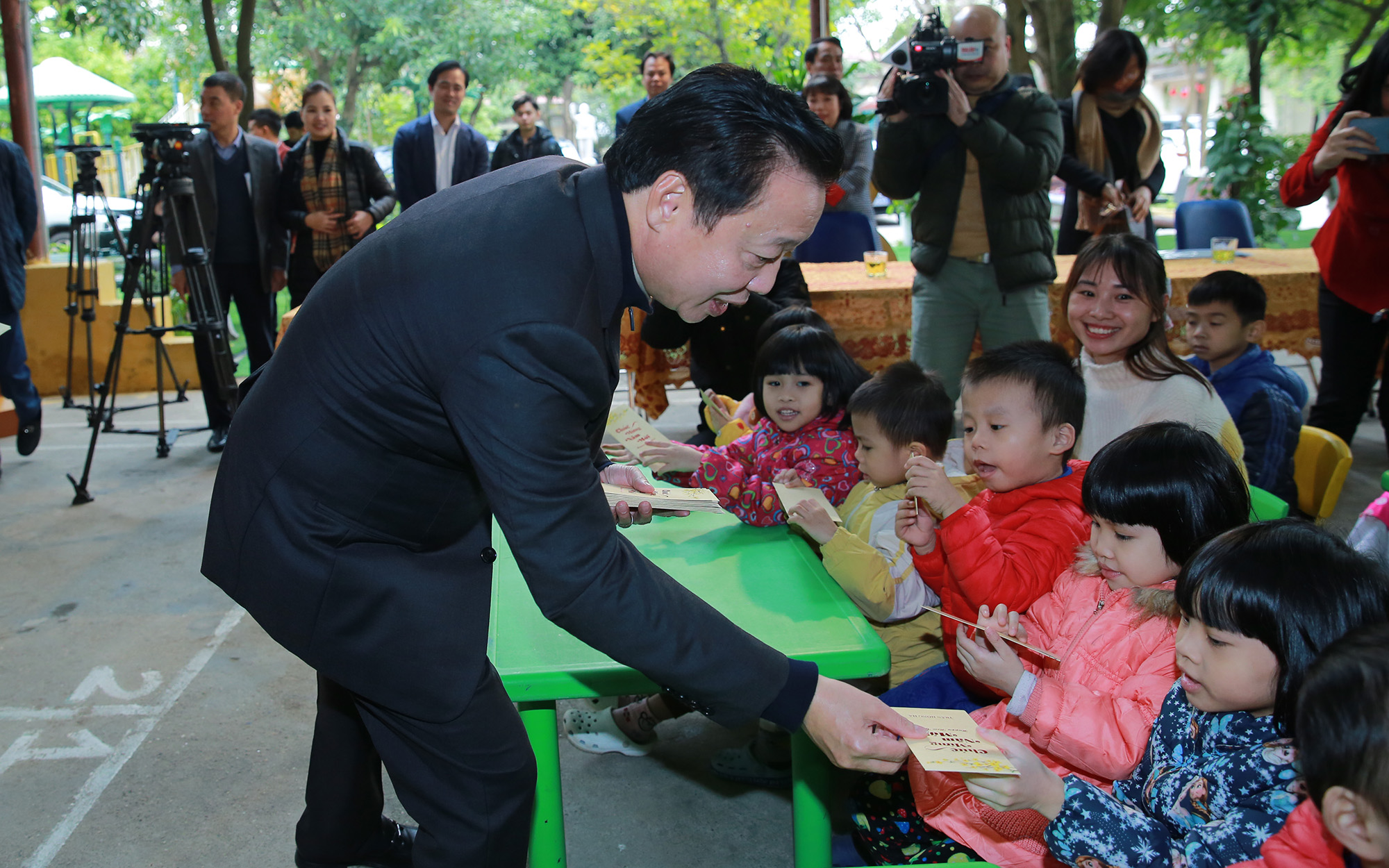 Phó Thủ tướng Trần Hồng Hà mừng tuổi cho các cháu nhỏ tại Trung tâm Bảo trợ xã hội 3 Hà Nội - Ảnh: VGP/Minh Khôi