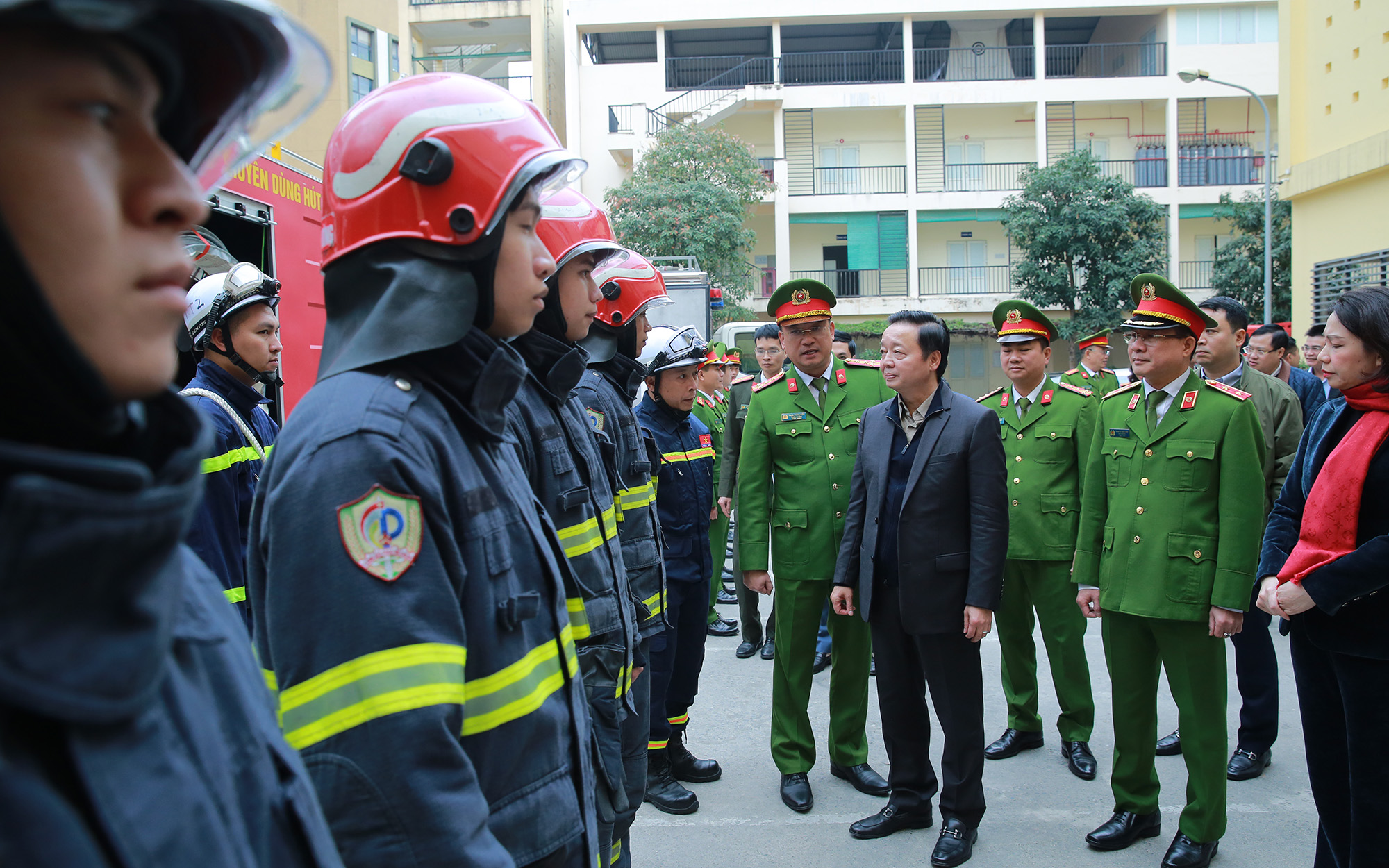 Phó Thủ tướng Trần Hồng Hà động viên cán bộ, chiến sĩ Phòng Cảnh sát phòng cháy, chữa cháy và cứu nạn, cứu hộ, Công an Thành phố Hà Nội - Ảnh: VGP/Minh Khôi