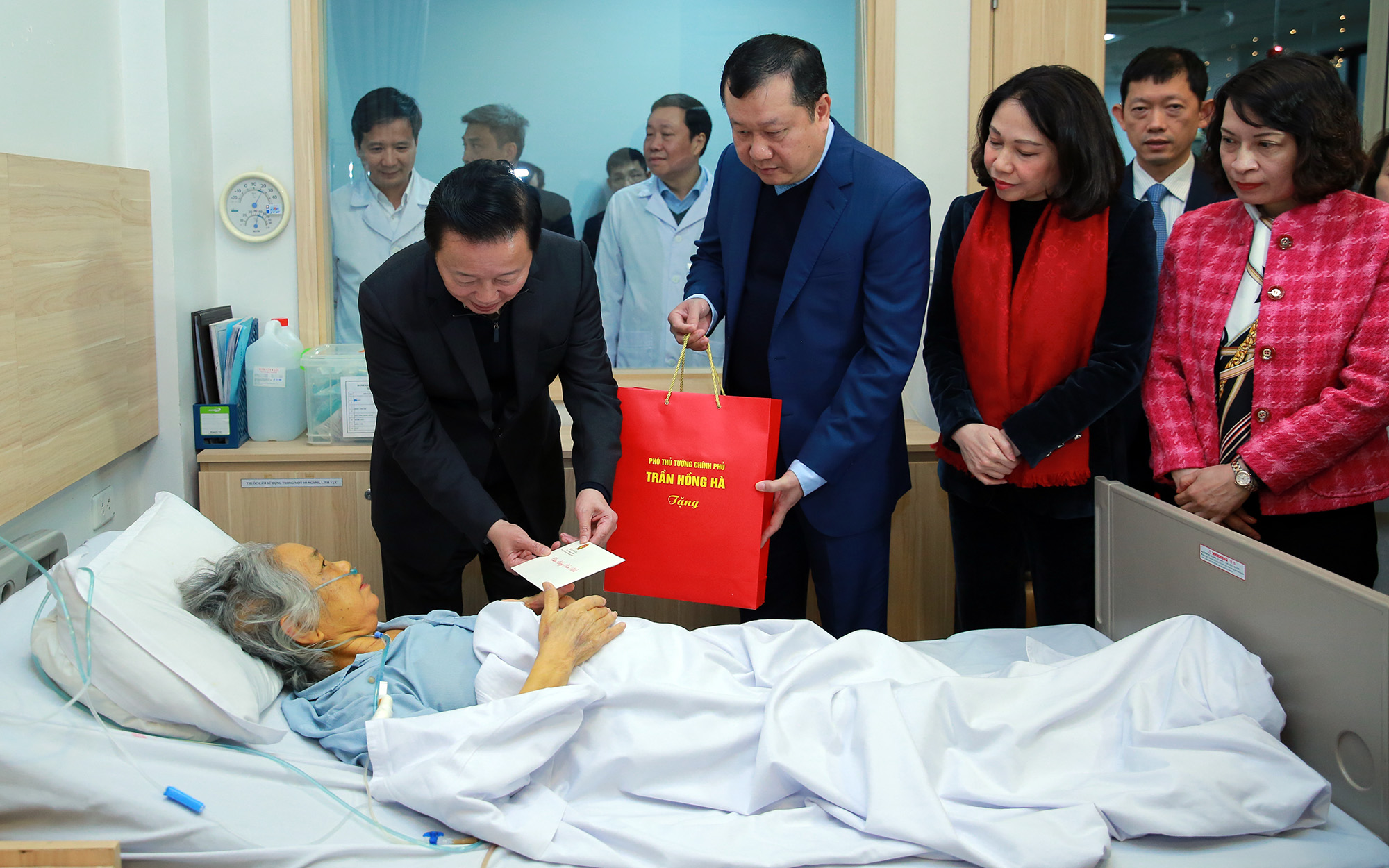 Phó Thủ tướng Trần Hồng Hà thăm hỏi các bệnh nhân phải đón Tết trong Bệnh viện Ung bướu Hà Nội - Ảnh: VGP/Minh Khôi