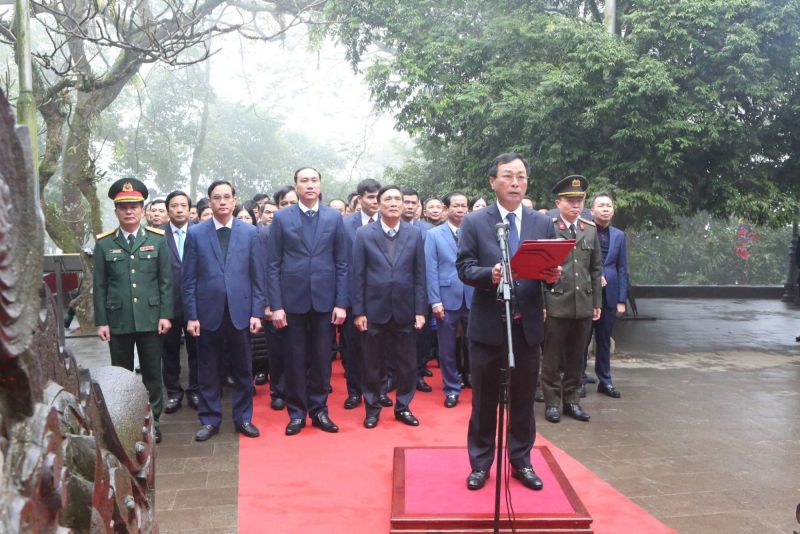 Chủ tịch UBND tỉnh Phú Thọ Bùi Văn Quang kính cáo với Tổ tiên những thành quả đạt được trong năm qua.