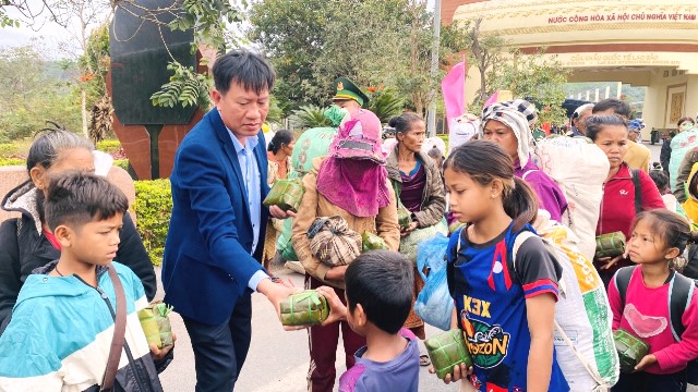 Lê Bá Hùng- Chủ tịch UBND thị trấn Lao Bảo trao quà Tết cho các em thiếu nhi Lào