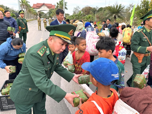 Trung tá Đậu Xuân Thủy- Phó đồn trưởng Biên phòng cửa khẩu quốc tế Lao Bảo trao quà cho bà con người dân tộc thiểu số vùng biên giới