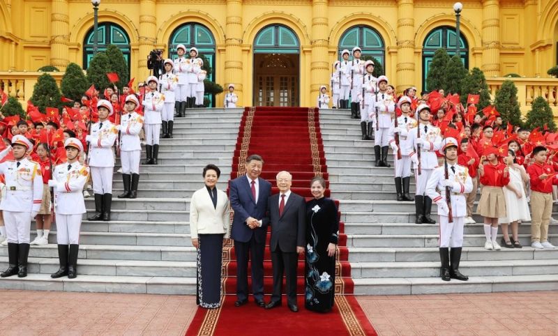 Tổng Bí thư Nguyễn Phú Trọng và Phu nhân cùng Tổng Bí thư, Chủ tịch nước Trung Quốc Tập Cận Bình và Phu nhân tại lễ đón Tổng Bí thư, Chủ tịch nước Trung Quốc Tập Cận Bình thăm cấp Nhà nước tới Việt Nam vào tháng 12/2023. Ảnh: TTXVN