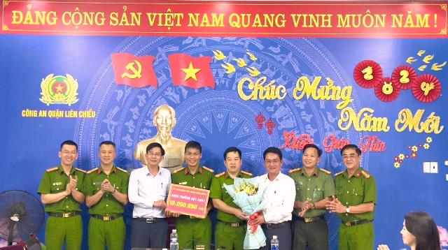 Lãnh đạo quận Liên Chiểu thưởng "nóng" việc phá án thành công của lực lương Công an quận