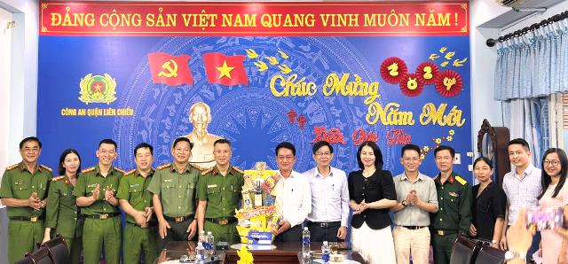 L&atilde;nh đạo quận Li&ecirc;n Chiểu thưởng 