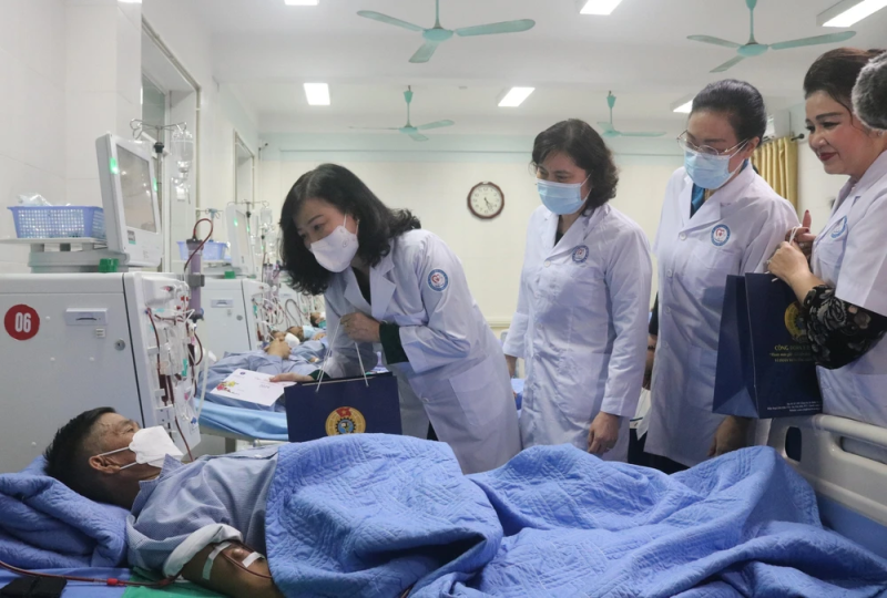 Bộ trưởng Bộ Y tế Đào Hồng Lan tặng quà bệnh nhân tại Trung tâm Y tế huyện Tiên Du. Ảnh: TTXVN