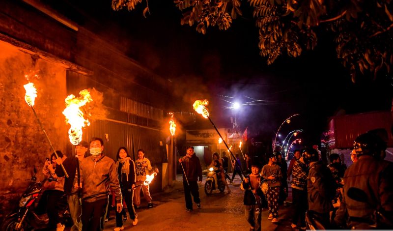 Tục đốt đuốc rước “lửa thánh” về nhà lấy may dịp đầu Xuân