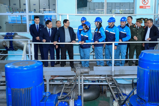 Thủ tướng đánh giá cao Công ty Nước sạch Hà Nội đã đảm bảo tất cả các hoạt động bình thường dịp Tết, không để cho khu vực nào mất nước, thiếu nước trong dịp Tết