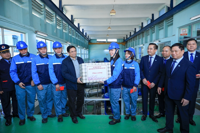 Thủ tướng chúc Tết, tặng quà động viên người lao động tại Nhà máy nước Yên Phụ