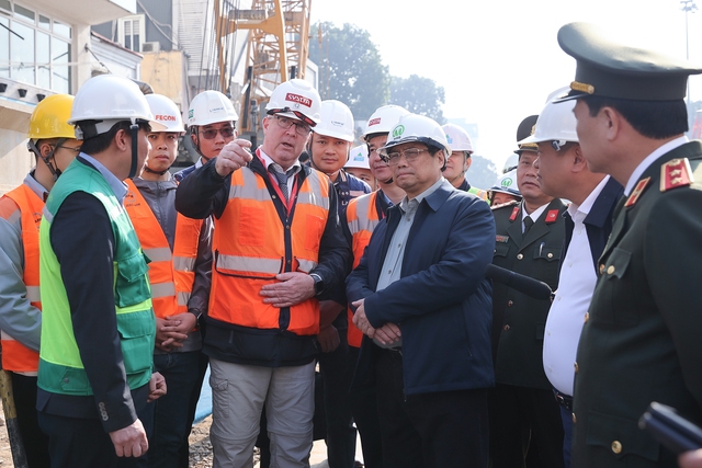 Thủ tướng nghe chuyên gia nước ngoài và cán bộ tư vấn, giám sát báo cáo về tiến độ của dự án