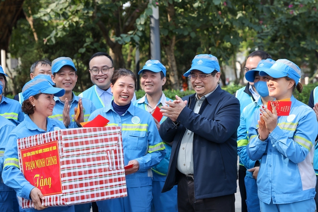 Các công nhân vệ sinh môi trường bày tỏ xúc động được lãnh đạo Đảng, Nhà nước đến thăm, động viên; hứa với Thủ tướng luôn nỗ lực vượt mọi khó khăn, gác lại việc gia đình dịp Tết để giữ gìn, bảo vệ môi trường Thành phố