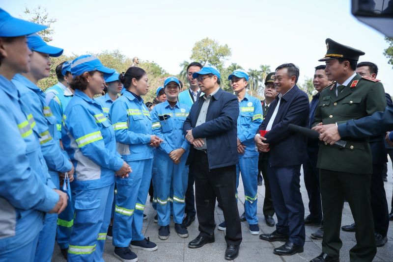 Thủ tướng Phạm Minh Chính thăm, chúc Tết công nhân, người lao động của Công ty Môi trường đô thị Hà Nội đang trực tại Công viên Lênin - Ảnh: VGP/Nhật Bắc
