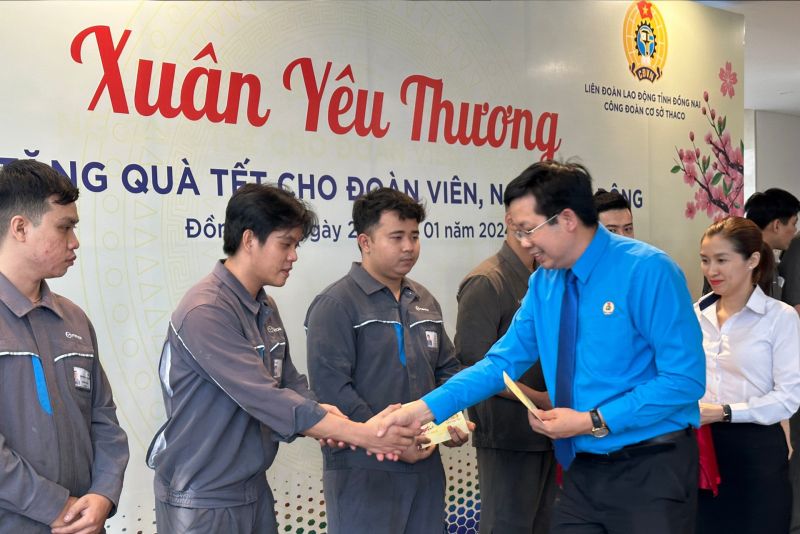 Ông Lê Hữu Có – Chủ tịch Công đoàn cơ sở THACO trao quà cho đoàn viên, người lao động tại chương trình