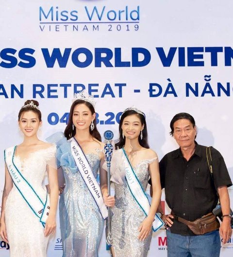 Tác giả cùng Hoa hậu Lương Thùy Linh và các Á hậu tại chung kết Hoa hậu Việt Nam tổ chức tại TP. biển Đà Nẵng
