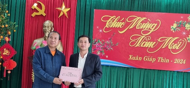 Chủ tịch huyện hướng hóa áo đen, phó bí thư sê pôn áo xanh trao biển tượng trưng 5 tấn gạo và 200 triệu