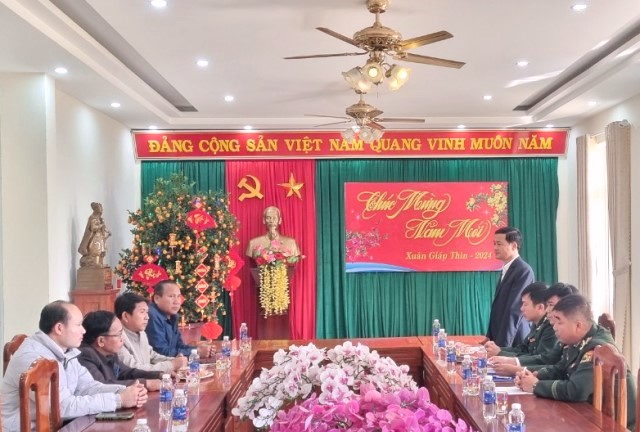 Đồng chí Trần Bình Thuận – Phó Bí thư Huyện ủy – Chủ tịch UBND huyện Hướng Hóa phát biểu tặng quà