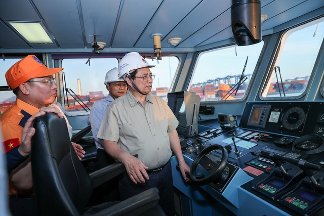 Thủ tướng tham quan cơ sở vật chất tàu cứu nạn hàng hải