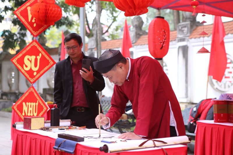 Trình diễn thư pháp đầu xuân là hoạt động văn hóa truyền thống được TP Thanh Hóa tổ chức vào dịp Tết Nguyên đán hằng năm