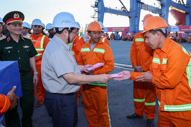 Thủ tướng tặng quà chúc mừng năm mới cho cán bộ, công nhân viên, người lao động đang sản xuất tại Cảng