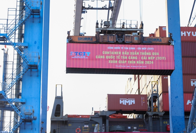 Container đầu tiên được xếp dỡ lên tàu One Aquila có sức chở 14.052 Teu, kết nối Việt Nam và Hoa Kỳ