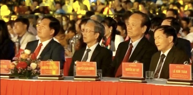 C&aacute;c vị l&atilde;nh đạo, quan kh&aacute;ch tham dự Chương tr&igrave;nh Lễ hội kỷ niệm 235 năm Chiến thắng Ngọc Hồi - Đống Đa. Ảnh: H.V