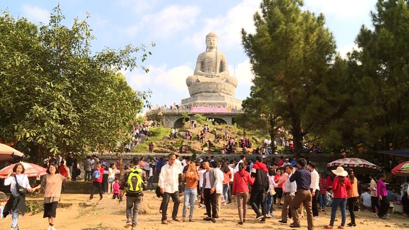 Rất đông du khách đi lễ, vãn cảnh chùa Phật Tích.