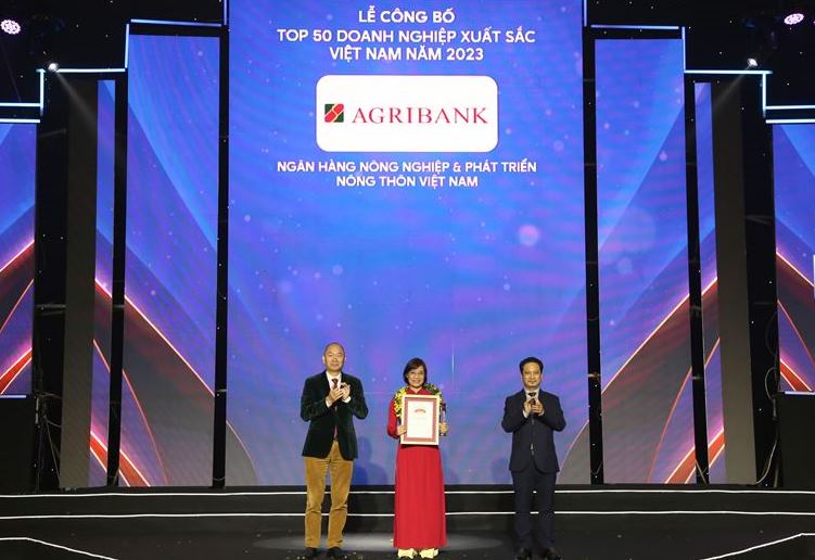 Đại diện Agribank nhận Cup và Chứng nhận tại bảng xếp hạng TOP500 Doanh nghiệp lớn nhất Việt Nam năm 2023