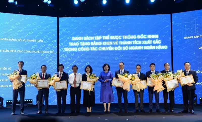 Ông Tô Đình Tơn - Phó Tổng Giám đốc Agribank (thứ hai từ trái sang) đại diện Agribank nhận bằng khen của Thống đốc NHNN về thành tích xuất sắc trong công tác chuyển đổi số ngành Ngân hàng