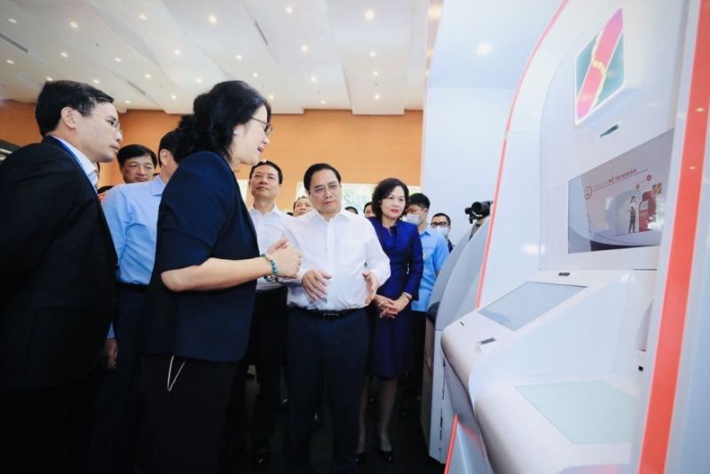 Thủ tướng Chính phủ Phạm Minh Chính thăm quan mô hình Agribank Digital tại sự kiện Chuyển đổi số ngành Ngân hàng