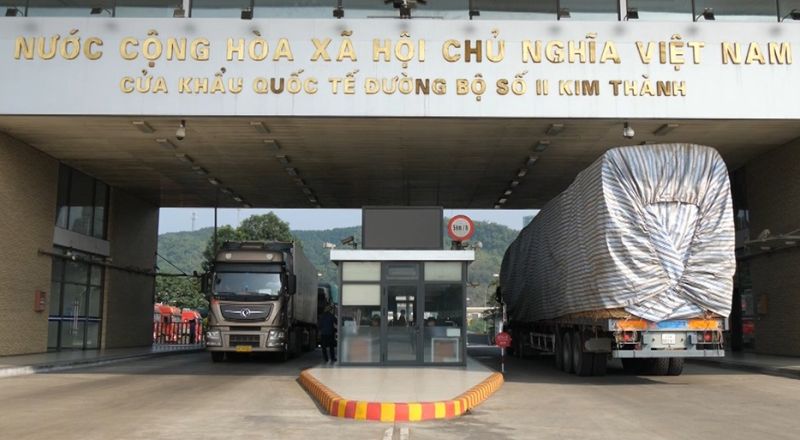 Xe hàng thông quan qua Cửa khẩu Quốc tế đường bộ số II Kim Thành- Lào Cai. Ảnh: TTXVN phát