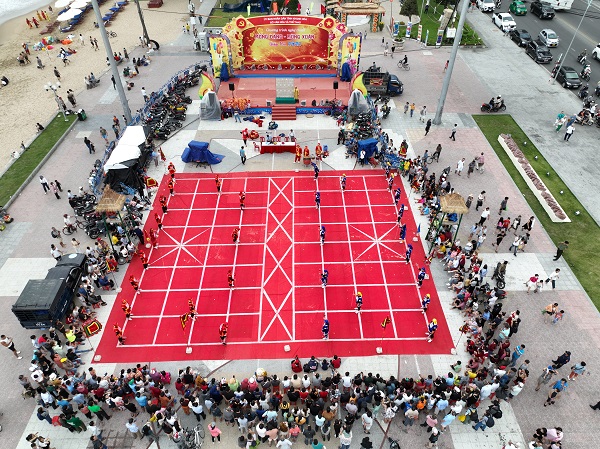 Thi đấu cờ người tại Quảng trường 2-4 Nha Trang trong những ngày Tết Giáp Thìn 2024