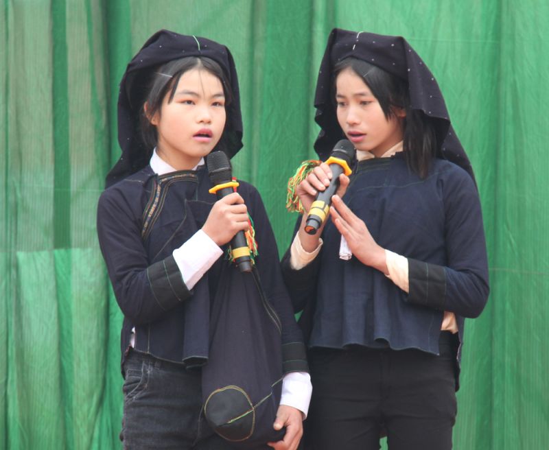 Thiếu nữ dân tộc Nùng, xã Tân Sơn, huyện Lục Ngạn thi hát dân ca Sloong hao